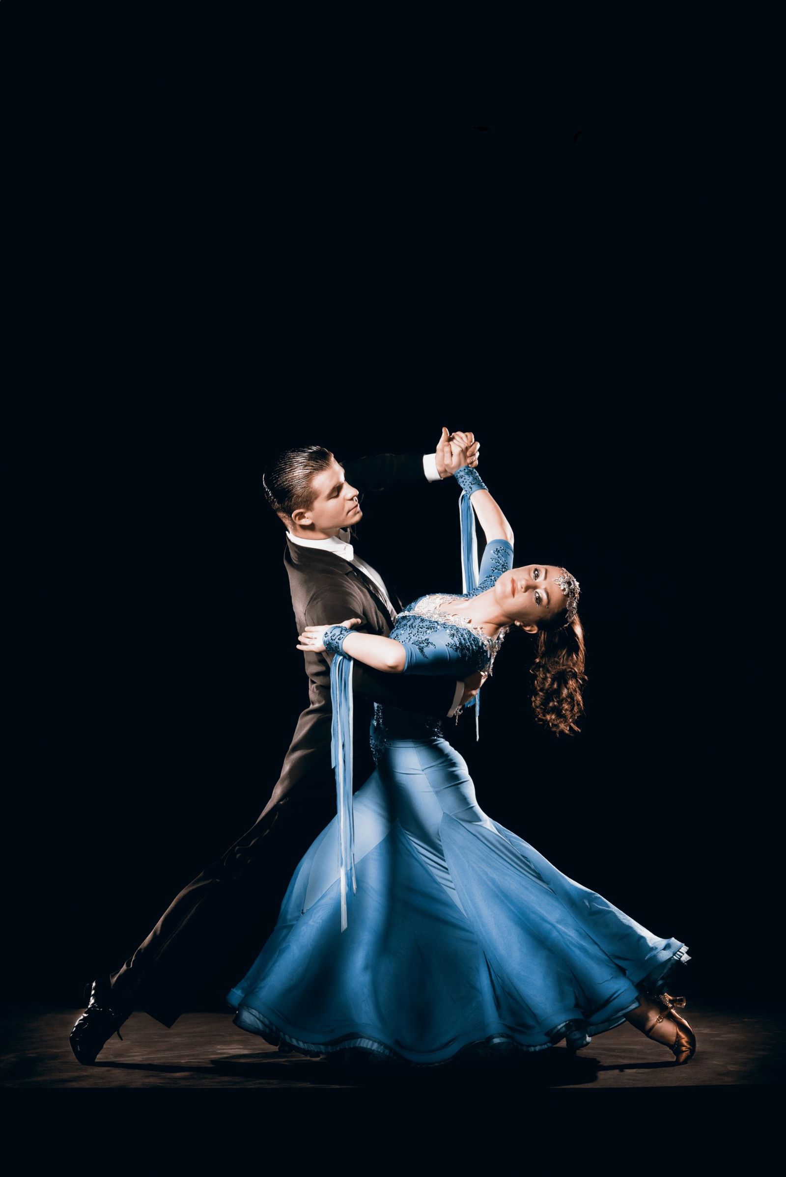Elegant couple dancing, book your free wedding dance consultation